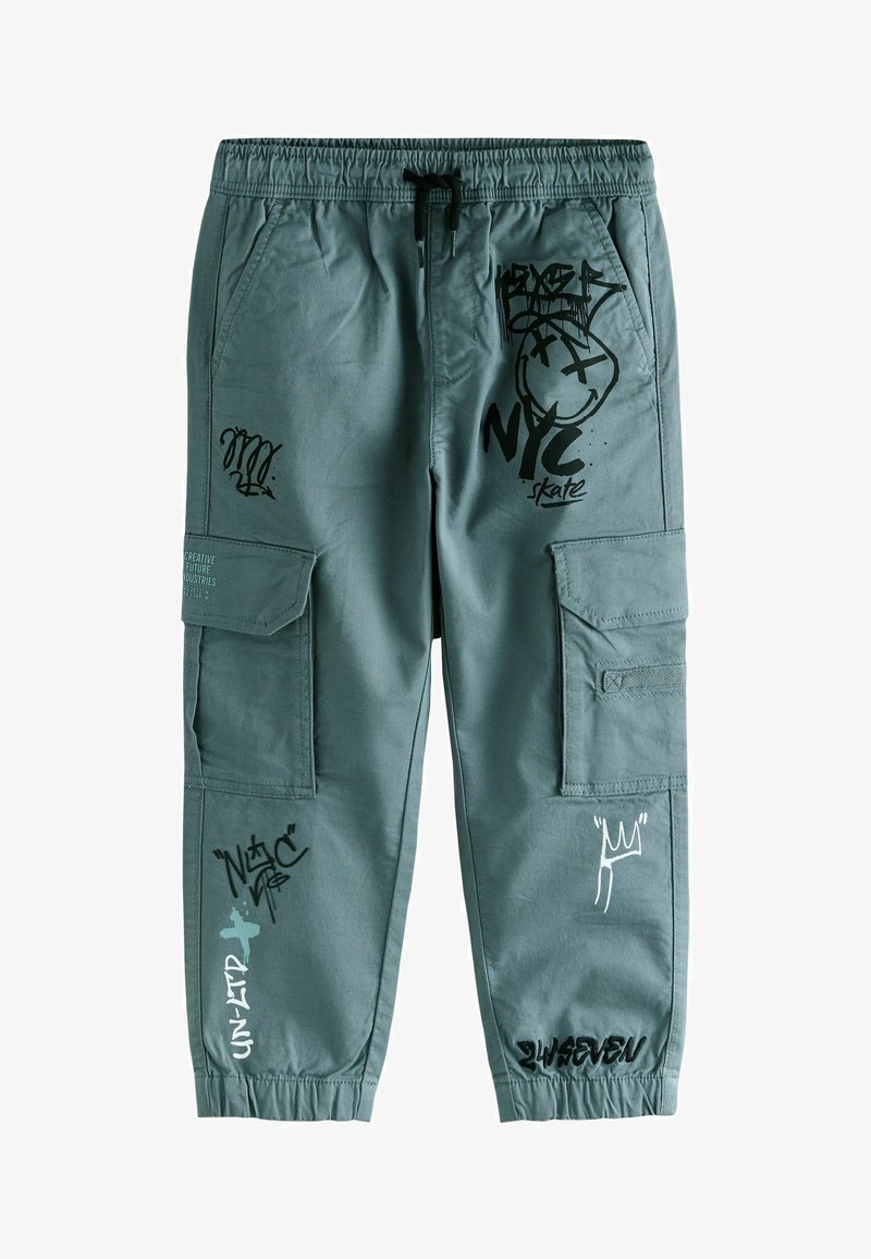 Pantaloni cargo verdi con vita elastica e polsini alle caviglie, con stampe in stile graffiti bianco e nero e multiple tasche.