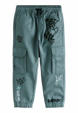 Pantaloni cargo de culoare teal cu un elastic la talie, având multiple imprimeuri grafice în negru și bleu deschis, precum și buzunare laterale pentru cargo.