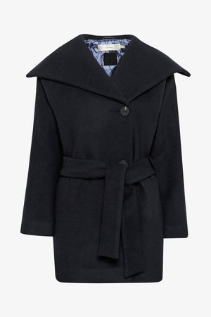 Cappotto in lana nero con ampi revers, chiusura con un bottone singolo e cintura abbinata in vita. Presenta una fodera interna liscia.