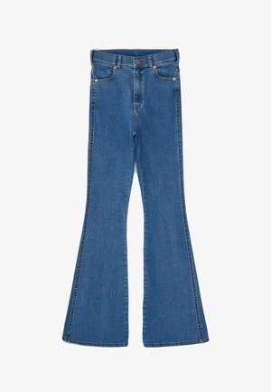 Jean en denim bleu taille haute avec jambes évasées, fermeture à boutons sur le devant et design à cinq poches, posé à plat sur un fond blanc.