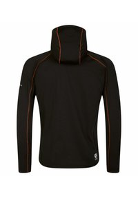 Schwarzer Hoodie mit langen Ärmeln und angenommener Kapuze, mit kontrastierendem orangen Stitching an den Nähten und einem Logo am Saum. Glatte Oberfläche.