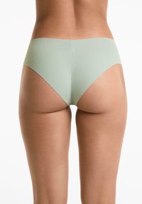 Világoszöld bikini alsó, sima, matt textúrával és minimális takarással, magas szabással a lábaknál és varrat nélküli derékbetéttel.