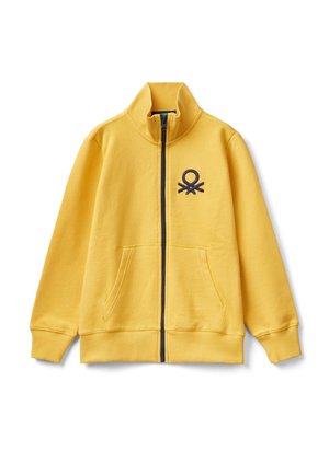 Veste jaune à fermeture éclair intégrale avec poignets et col côtelés, poches avant et petit logo noir sur la poitrine gauche.