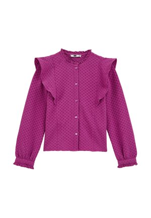 Blouse fuchsia à boutons avec épaules et poignets volants, tissu texturé présentant un motif géométrique, manches longues et encolure ronde.