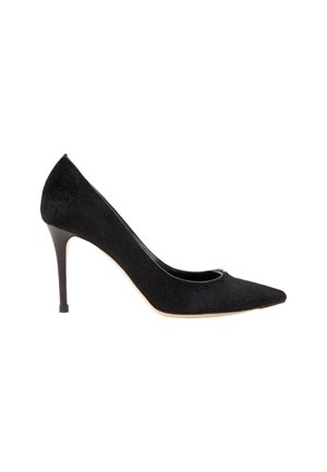Chaussure à talon haut noire à bout pointu avec un talon aiguille fin et une texture lisse, présentée sur fond blanc.
