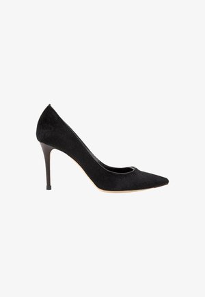 Chaussure à talon haut noire à bout pointu avec un talon aiguille fin et une texture lisse, présentée sur fond blanc.