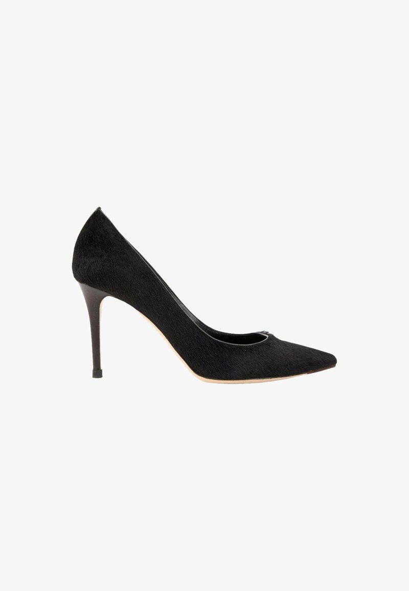 Chaussure à talon haut noire à bout pointu avec un talon aiguille fin et une texture lisse, présentée sur fond blanc.