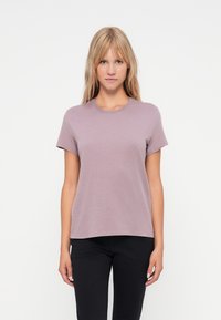 Kortermet t-skjorte med rund hals i mauve, laget av mykt stoff med en avslappet passform, glatt tekstur og minimale sømdetaljer.