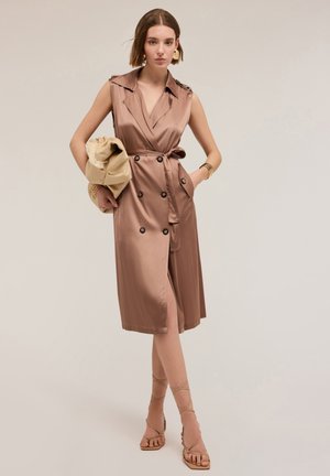 Satin, taupe-kleurige jurk met een notch-kraag, dubbellaagse knopen, zijzakken en een ceintuur in de taille, gestyled met sandaaltjes met banden.