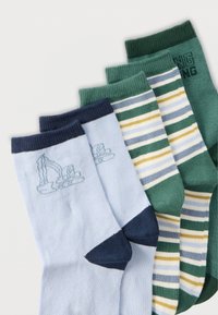 Patru perechi de șosete: albastru deschis cu accente și grafic albastru închis, verde închis, verde dungi cu galben și albastru și verde închis uni.