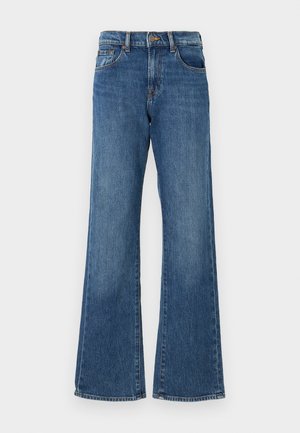 Jean en denim bleu évasé avec taille haute, comprenant cinq poches et une fermeture à bouton. Le tissu a une finition légèrement délavée.