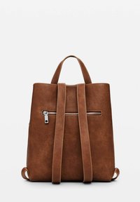 Zaino in finta pelle marrone con due spallacci, una maniglia superiore e una tasca con zip frontale. Texture liscia e design minimalista.