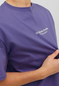 Jack & Jones JORVESTERBRO CREW NECK - Camiseta estampada - twilight purple