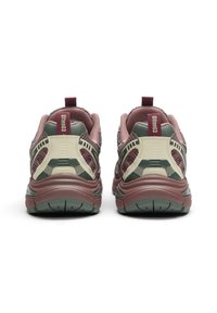 Sneaker atletici maroon e verdi con tomaia in mesh testurizzata, suola ammortizzata e accenti a motivo distintivo. Linguetta sul retro per un indossamento facile.