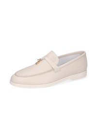 Beige læder loafers med en glat overflade, rundet tå og dekorativt guldsmykke foran. Hvid sål.