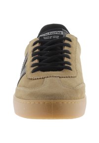 Baskets en suède beige avec lacets noirs. Dotées d'une semelle en caoutchouc, d'un corps texturé et d'une bande latérale noire contrastante. Logo affiché sur la languette.