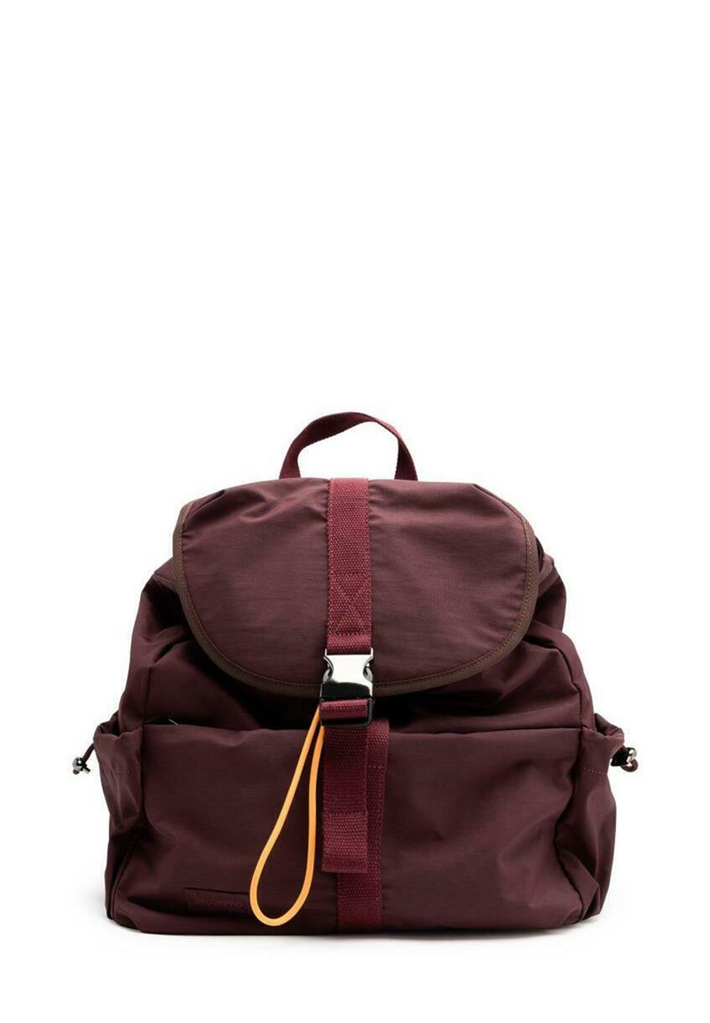 Zaino in tessuto bordeaux con flap arrotondato, spallacci regolabili, una fibbia argentata e un tirante arancione a contrasto. Presenta tasche frontali.