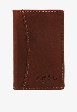 Pruun nahast rahakott, millel on kontrastne õmblus ja esiküljel alumises paremas nurgas reljeefne "Custti Leder studio" logo.