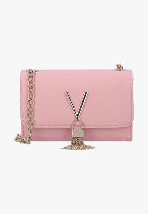 Bolsa de ombro em couro texturizado rosa com uma alça de corrente dourada, apresentando um fecho em formato de V dourado e detalhe de franjas no fecho.