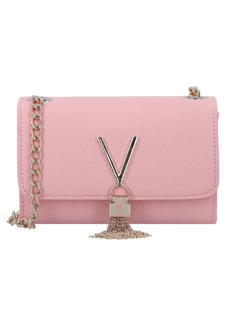 Borsa a tracolla in pelle rosa con texture, dotata di tracolla in catena dorata, caratterizzata da un fermo a forma di V dorato e dettaglio con frange alla chiusura.