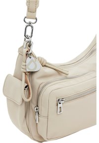 Borsa a tracolla in pelle beige con finiture in argento, molteplici tasche con zip e un charm a forma di cuore. Texture liscia con cuciture dettagliate.