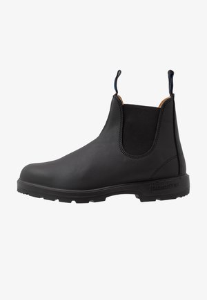 Must have elastsete külgpaneelidega must nahkne Chelsea saabas, tekstureeritud välistald ja kaks tõmminus. Sile viimistlus ja ümar nina disain.