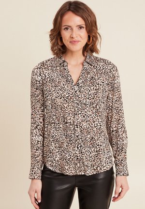 Luipaardprint blouse in beige, zwart en roesttinten; heeft een kraag, knoopsluiting en lange mouwen; gemaakt van lichtgewicht stof.