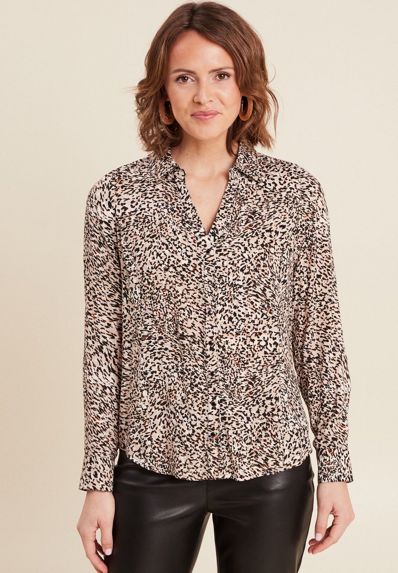 Luipaardprint blouse in beige, zwart en roesttinten; heeft een kraag, knoopsluiting en lange mouwen; gemaakt van lichtgewicht stof.