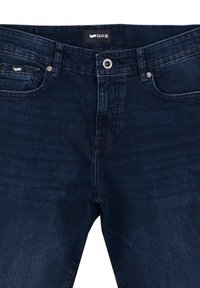 Jeans in denim blu scuro con vita media, cinque tasche, etichetta con marchio sulla cintura e chiusura a singolo bottone in metallo.
