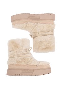 Bocanci bej din blană artificială cu talpă groasă, suprafață texturată și design cu șireturi. Materialul moale învăluie glezna pentru căldură.