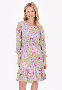 Rochie florală cu un fundal albastru deschis, având flori roz și verzi, talie elastică, mâneci trei sferturi și tiv volănat.