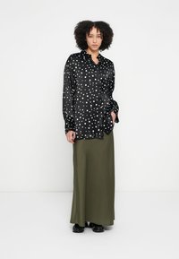 Guess SIBILLA LONG SKIRT - Maxisukňa - olive morning