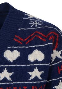 Maglione a maglia blu navy con motivi geometrici bianchi e rossi, tra cui cuori e stelle, dotato di colletto a V e texture a coste.