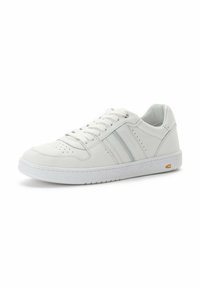 Weiße Ledersneaker mit perforierten Details, grauen seitlichen Streifen, runder Zehenpartie und strukturiertem weißen Gummisohle. Kleine gelbe Akzente an der Sohle.