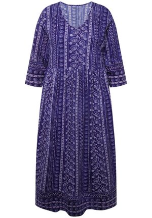 Lilla kjole med V-hals, trekvartærmer og blomstermønstre. Har en samlet talje og vandrette striber ved kanten.