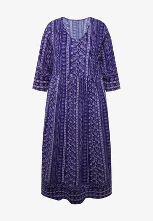 Fioletowa sukienka z dekoltem w kształcie litery V, trzyczwartowymi rękawami i wzorami kwiatowymi. Posiada marszczony pas i poziome paski u dołu.