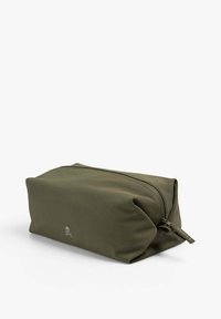 Trousse rectangulaire zippée vert olive avec petit logo de crâne et os croisés centré sur le devant.