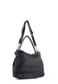 Czarna pleciona skórzana torba o miękkim kształcie, z jedną regulowaną rączką na ramię i złotymi akcentami metalowymi. Detale na fakturowanej powierzchni.