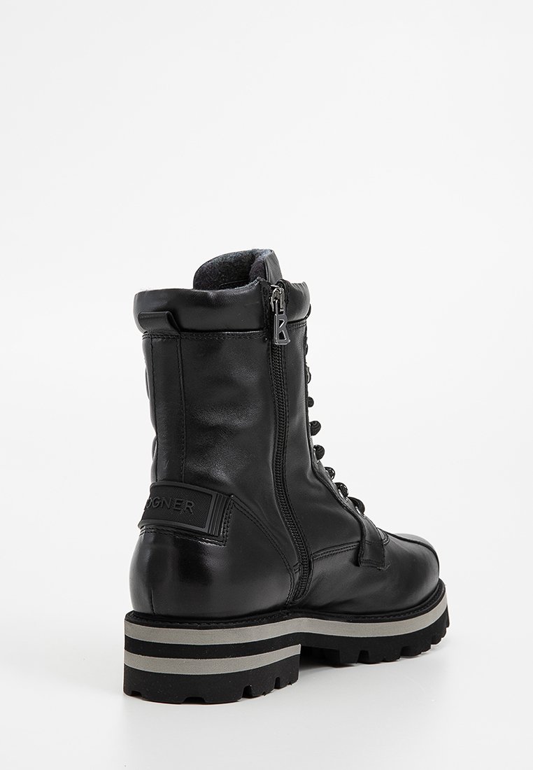 Schwarze Lederknöchelstiefel mit einer Schnürung vorne, Reißverschluss, gepolstertem Kragen und dicker, strukturiertem Gummisohle mit grauen Streifen.