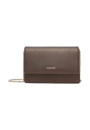 Sac bandoulière en cuir marron texturé avec bandoulière chaîne dorée et petit logo doré Liu Jo sur le rabat avant.