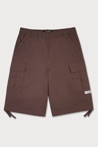 Brune cargo shorts laget av lett stoff med elastisk midjebånd, sidelommer, og en lommepatch på hvert ben.