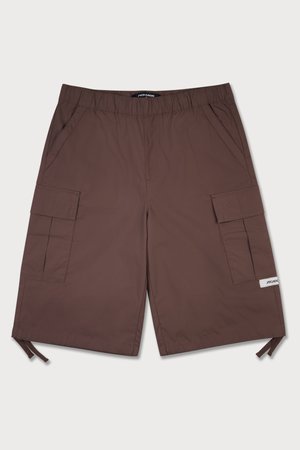 Brune cargo shorts laget av lett stoff med elastisk midjebånd, sidelommer, og en lommepatch på hvert ben.