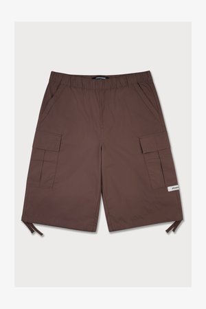 Pantalones cortos cargo marrones hechos de un tejido ligero que cuentan con una cinturilla elástica, bolsillos laterales y un bolsillo de parche en cada pierna.