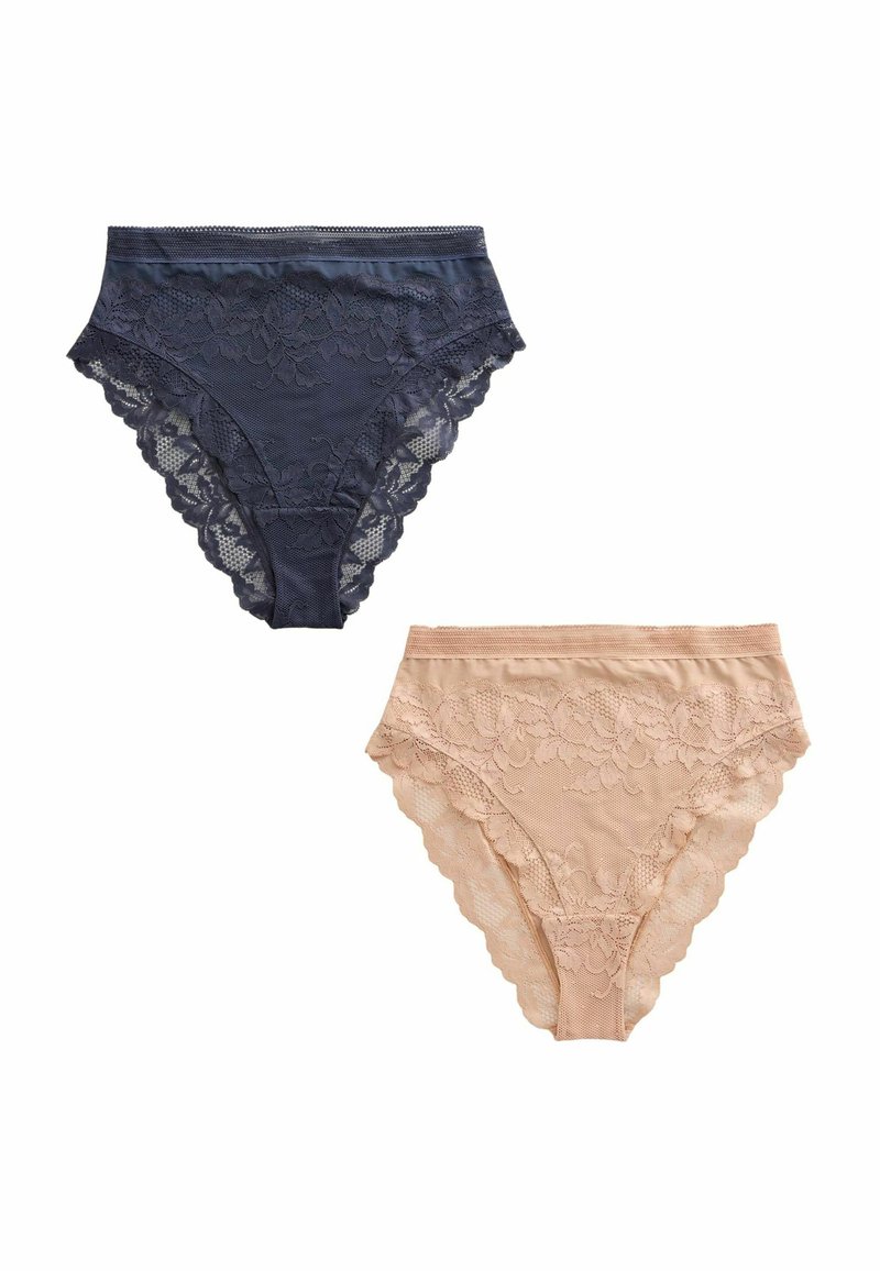 Twee paar ondergoed met kantafwerking in marineblauw en nude. Het marineblauwe paar heeft bloemenkantaccenten; het nude paar heeft een gladde afwerking met kantdetails.