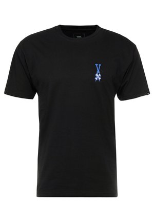 Czarna koszulka z krótkim rękawem i okrągłym dekoltem z małym niebieskim wzorem w kształcie litery "V" i kapiącym krzyżem na lewej stronie klatki piersiowej.