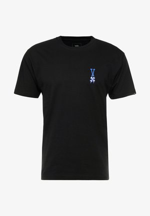 Zwart T-shirt met korte mouwen en ronde hals, met een klein blauw "V" en een druppelende kruisontwerp op de linkerborst.