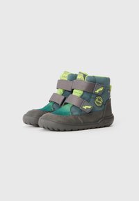 Kinderhohe Sneakers in Grau und Türkis mit einem Mesh-Obermaterial, zwei verstellbaren Klettverschlüssen und einer strukturierten Gummisohle.