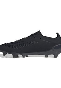 Zwarte voetbalschoen met een gestructureerd oppervlak, aerodynamisch ontwerp, meerdere ventilatieopeningen en gemoldde noppen voor grip.