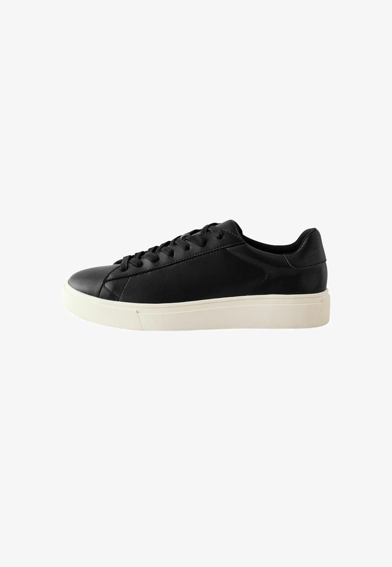 Sneaker in pelle nera con punta arrotondata, dettagli testurizzati, lacci piatti e suola in gomma bianca. Vista laterale che mette in mostra il design elegante.