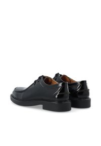Scarpe di pelle nere con finitura lucida, punta rotonda e tacco basso a blocco. Presentano lacci e una texture liscia. Progettate per abbigliamento formale.